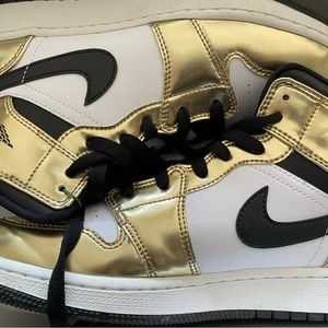 Air Jordan 1 mid se metallic gold